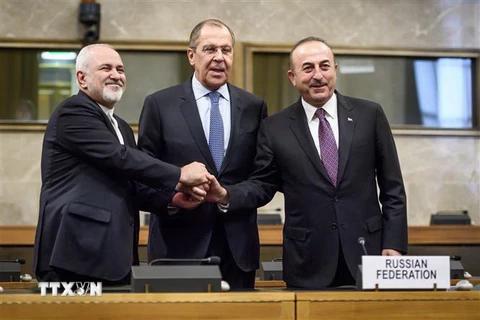Ngoại trưởng Iran Javad Zarif, Ngoại trưởng Nga Sergei Lavrov và Thổ Nhĩ Kỳ Mevlut Cavusoglu tại cuộc họp về Syria ở Geneva (Thụy Sĩ) ngày 18/12/2018. (Ảnh: AFP/TTXVN)