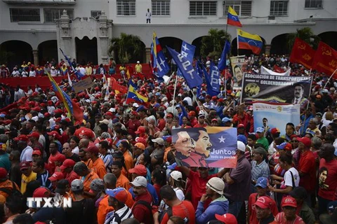 Người dân Venezuela tham gia tuần hành ủng hộ Chính phủ của Tổng thống Nicolas Maduro tại Caracas. (Ảnh: AFP/TTXVN)