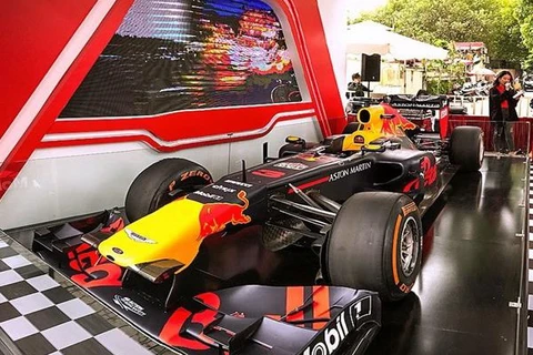 Cận cảnh chiếc siêu xe F1 được trưng bày ngay cổng khu di tích Hoàng Thành Thăng Long. (Ảnh: Trọng Đạt/TTXVN)
