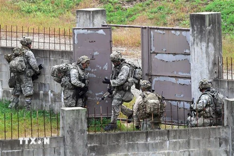 Binh sỹ Hàn Quốc và Mỹ tham gia cuộc tập trận chung tại Pocheon, Hàn Quốc, ngày 19/9/2017. (Ảnh: AFP/TTXVN)