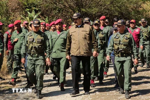 Tổng thống Venezuela Nicolas Maduro (giữa) thăm trụ sở của Lực lượng Phòng vệ quốc gia Bolivar ở Macarao, Caracas, ngày 1/2/2019. (Ảnh: AFP/TTXVN)