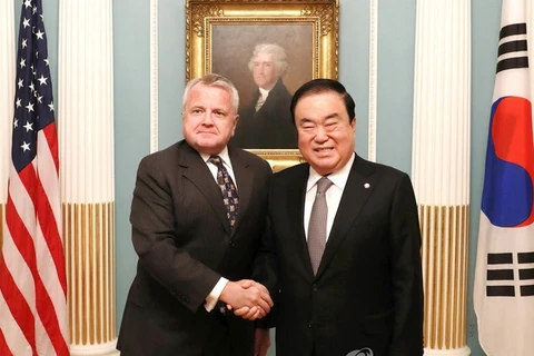 Chủ tịch Quốc hội Hàn Quốc Moon Hee-sang (phải) và Thứ trưởng Ngoại giao Mỹ John Sullivan. (Nguồn: Yonhap)