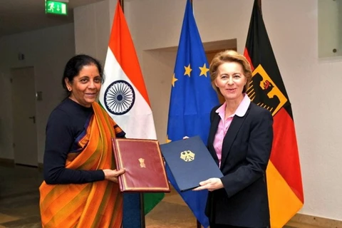 Bộ trưởng Quốc phòng Ấn Độ Nirmala Sitharaman (trái) và người đồng cấp Đức Ursula von der Leyen. (Nguồn: Twitter(@DefenceMinIndia)