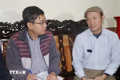 Cựu chiến binh Nguyễn Văn Kim (bên phải) đang kể lại những ký ức hào hùng về Cuộc chiến đấu bảo vệ biên giới phía Bắc. (Ảnh: TTXVN phát)