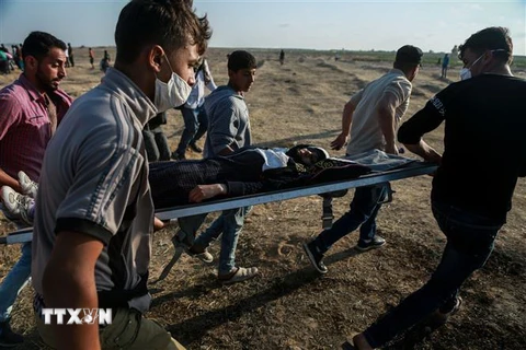 Chuyển người biểu tình Palestine bị thương trong xung đột với binh sỹ Israel tại khu vực biên giới Dải Gaza với Israel ngày 15/5/2018. (Nguồn: THX/TTXVN)
