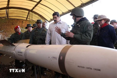 Tổng thống Nicolas Maduro (giữa) thị sát cuộc tập trận của lực lượng vũ trang Venezuela ở Fort Guaicaipuro, bang Miranda, Venezuela, ngày 10/2/2019. (Ảnh: AFP/TTXVN)