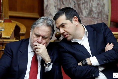 Thủ tướng Hy Lạp Alexis Tsipras (phải) và ông George Katrougalos. (Nguồn: Reuters)
