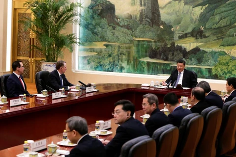 Chủ tịch Trung Quốc Tập Cận Bình gặp Đại diện Thương mại Mỹ Robert Lighthizer (thứ 2 từ trái sang) và Bộ trưởng Tài chính Mỹ Steven Mnuchin (trái). (Nguồn: Reuters)