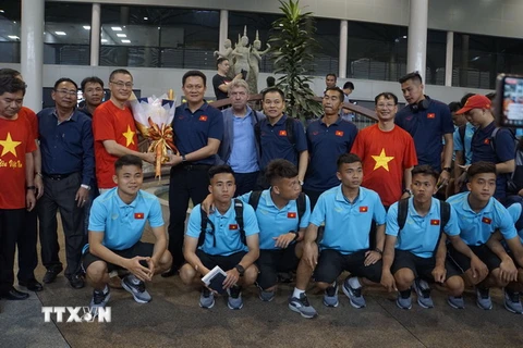 Đội tuyển U22 chụp ảnh lưu niệm với người hâm mộ ra đón đoàn tại sân bay quốc tế Phnom Penh. (Ảnh: Nhóm phóng viên TTXVN tại Campuchia)