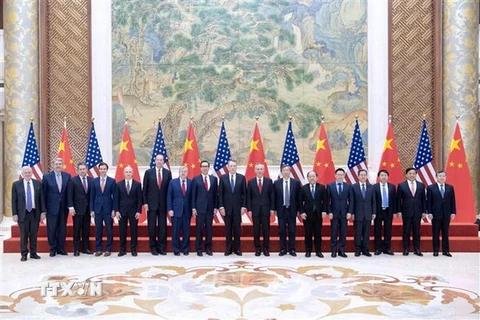 Đoàn đại biểu Trung Quốc và Mỹ sau khi kết thúc vòng đàm phán tại Bắc Kinh , Trung Quốc, ngày 15/2. (Ảnh: THX/TTXVN)