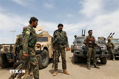 Các thành viên SDF trong chiến dịch chống IS gần Abu Kamal, tỉnh Deir Ezzor, Syria. (Ảnh: AFP/TTXVN)