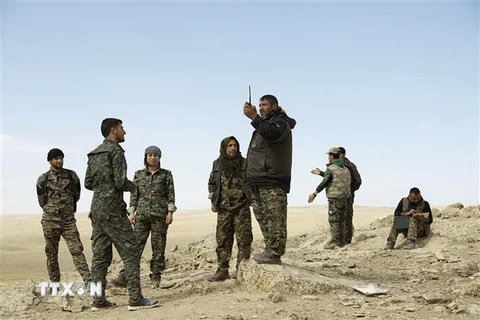 Lực lượng SDF làm nhiệm vụ tại khu vực ngoại ô thị trấn al-Shadadi, tỉnh Hasakeh, đông bắc Syria. 9Ảnh: AFP/TTXVN)