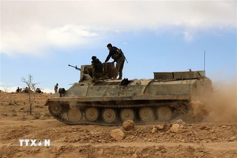 Lực lượng SDF được triển khai tại khu vực ngoại ô thị trấn al-Shadadi, tỉnh Hasakeh, đông bắc Syria. (Ảnh: AFP/TTXVN)