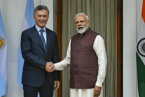 Thủ tướng Ấn Độ Narendra Modi (phải) và Tổng thống Argentina Mauricio Macri. (Nguồn: PTI)