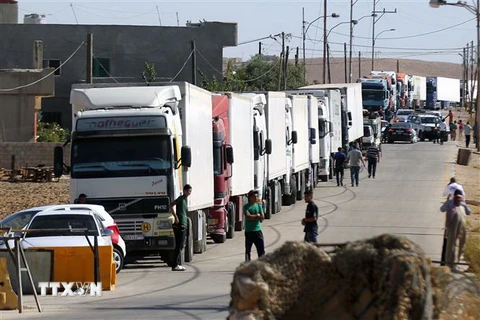 Đoàn xe chở hàng viện trợ cho người tị nạn Syria tại khu vực Jabir As Sirhan ở biên giới Jordan-Syria. (Ảnh: THX/TTXVN)