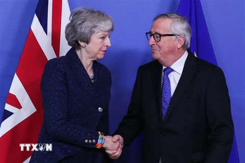 Thủ tướng Anh Theresa May (trái) trong cuộc gặp Chủ tịch Ủy ban châu Âu Jean-Claude Juncker tại Brussels, Bỉ ngày 7/2/2019. (Ảnh: THX/TTXVN)