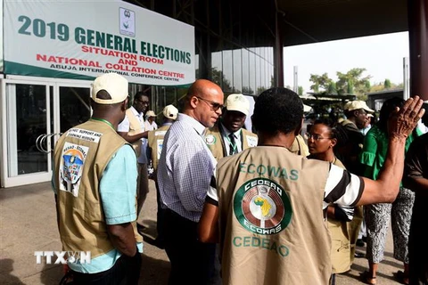 Các quan sát viên quốc tế và địa phương tới Ủy ban Bầu cử quốc gia độc lập Nigeria (INEC) để chuẩn bị cho việc giám sát cuộc tổng tuyển cử tại Nigeria, ngày 20/2/2019. (Ảnh: AFP/TTXVN)