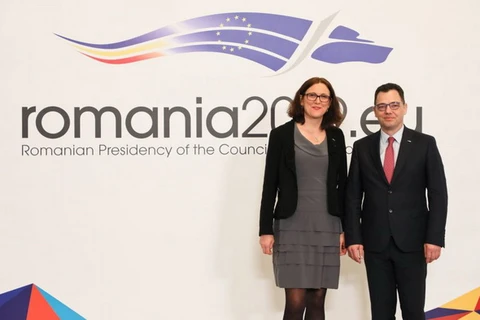 Bộ trưởng Thương mại Romania Stefan-Radu Oprea (phải) và Ủy viên Thương mại châu Âu Cecilia Malmstrom. (Nguồn: nineoclock.ro)a