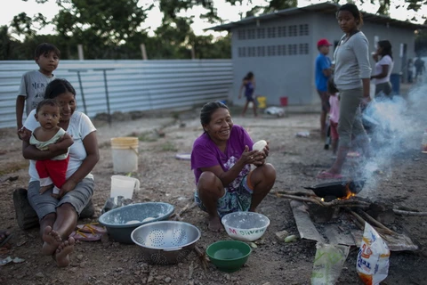Các thành viên bộ lạc Warao - nhóm người thiểu số lớn thứ hai của Venezuela, tại trại tị nạn ở Pacaraima, bang Roraima, Brazil gần biên giới với Venezuela. (Ảnh: AFP/TTXVN)