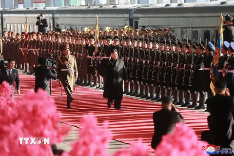 Chủ tịch Triều Tiên Kim Jong-un (giữa) duyệt đội danh dự tại nhà ga ở Bình Nhưỡng ngày 24/2/2019, trước khi lên đường tới Việt Nam. (Ảnh: THX/TTXVN)