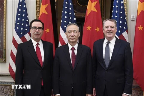 Bộ trưởng Tài chính Mỹ Steven Mnuchin, Phó Thủ tướng Trung Quốc Lưu Hạc, Đại diện Thương mại Mỹ Robert Lighthizer tại vòng đàm phán thương mại lần thứ 7 ở thủ đô Washington DC., ngày 21/2/2019. (Ảnh: THX/TTXVN)