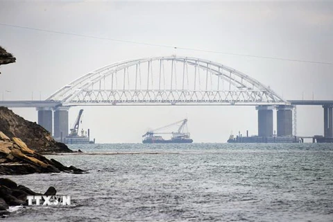 Tàu thuyền đi qua eo biển Kerch ngày 26/11/2018. (Ảnh: THX/TTXVN)