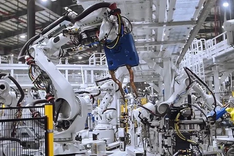 Robot hàn đang làm việc trong xưởng hàn thân xe tại Tổ hợp sản xuất ôtô VinFast. ( Ảnh: PV)