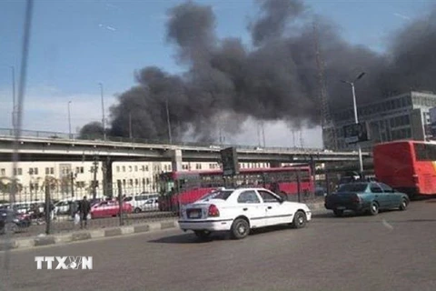 Khói bốc lên dày đặc trong vụ cháy tại nhà ga trung tâm thủ đô Cairo, Ai Cập, ngày 27/2/2019. (Ảnh: Wral/TTXVN)