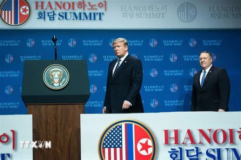 Tổng thống Mỹ Donald Trump (trái) và Ngoại trưởng Mike Pompeo tại cuộc họp báo sau Hội nghị thượng đỉnh Mỹ-Triều lần hai ở Hà Nội ngày 28/2/2019. (Ảnh: AFP/TTXVN)