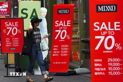 Bảng quảng cáo giảm giá tại một trung tâm thương mại ở Seoul, Hàn Quốc. (Ảnh: AFP/TTXVN)