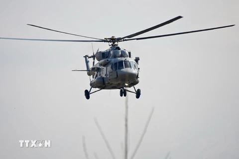 Máy bay trực thăng của quân đội Ấn Độ trên vùng trời huyện Budgam, ngoại ô thủ phủ Srinagar, bang Kashmia do Ấn Độ kiểm soát ngày 27/2/2019. (Ảnh: AFP/TTXVN)