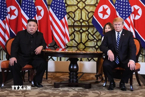 Tổng thống Mỹ Donald Trump (phải) và Chủ tịch Triều Tiên Kim Jong-un trong cuộc gặp tại ngày làm việc thứ hai của Hội nghị thượng đỉnh Mỹ-Triều lần hai ở Hà Nội, ngày 28/2/2019. (Ảnh: AFP/TTXVN) 