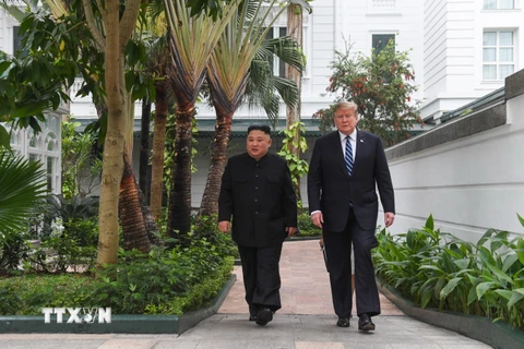 Tổng thống Mỹ Donald Trump (phải) và Chủ tịch Triều Tiên Kim Jong-un tới phòng họp để bắt đầu cuộc gặp mở rộng với quan chức hai nước tại Hà Nội ngày 28/2/2019. (Ảnh: AFP/ TTXVN)