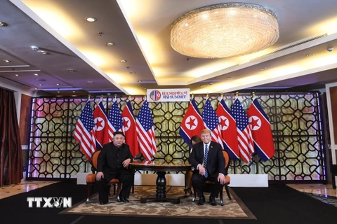 Tổng thống Mỹ Donald Trump (phải) và Chủ tịch Triều Tiên Kim Jong-un trong cuộc gặp riêng tại ngày làm việc thứ hai của Hội nghị thượng đỉnh Mỹ-Triều lần hai ở Hà Nội, ngày 28/2/2019. (Ảnh: AFP/TTXVN) 
