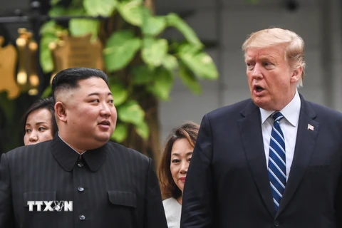 Tổng thống Mỹ Donald Trump (phải) và Chủ tịch Triều Tiên Kim Jong-un tới phòng họp để bắt đầu cuộc gặp mở rộng với quan chức hai nước tại Hà Nội ngày 28/2/2019. (Ảnh: AFP/ TTXVN)
