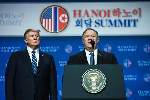 Ngoại trưởng Mỹ Mike Pompeo (phải) và Tổng thống Mỹ Donald Trump trong cuộc họp báo sau Hội nghị thượng đỉnh Mỹ - Triều lần hai ở Hà Nội ngày 28/2/2019. (Ảnh: AFP/TTXVN) 