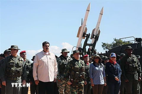 Tổng thống Venezuela Nicolas Maduro (thứ 2, trái) cùng Bộ trưởng Quốc phòng Vladimir Padrino (trái) gặp gỡ các binh sĩ quân đội tham gia diễn tập quân sự nhân kỷ niệm 200 năm trận đánh lịch sử Angostura tại cảng Guicaipuro ở Miranda ngày 10/2/2019. (Ảnh: 