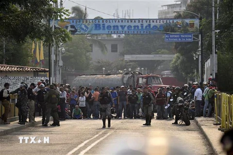 Lực lượng an ninh Venezuela gác tại khu vực cửa khẩu quốc tế Simon Bolivar ngày 23/2. (Ảnh: AFP/TTXVN)