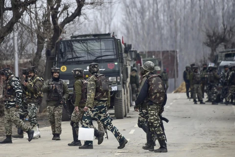Binh sỹ Ấn Độ được triển khai tới hiện trường vụ xung đột với các tay súng phiến quân tại quận Pulwama thuộc khu vực Kashmir do Ấn Độ kiểm soát, ngày 18/2/2019. (Ảnh: AFP/TTXVN)