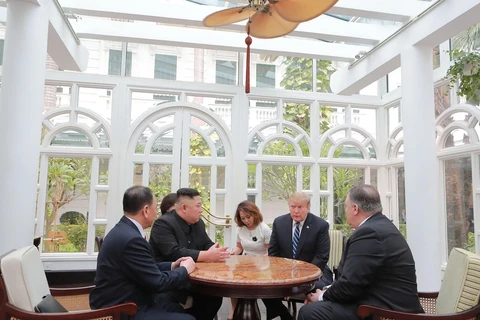 Tổng thống Mỹ Donald Trump (thứ 2, phải) và Chủ tịch Triều Tiên Kim Jong-un (thứ 2, trái) tại hội nghị thượng đỉnh Mỹ-Triều lần thứ hai ở Hà Nội ngày 28/2/2019. (Ảnh: AFP/TTXVN)