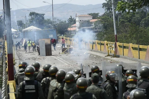 Người biểu tình ủng hộ phe đối lập xung đột với Lực lượng biên phòng Venezuela tại cây cầu quốc tế ở thành phố San Antonio del Tachira, giáp giới Colombia ngày 24/2/2019. (Ảnh: AFP/TTXVN) 