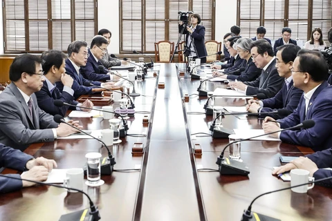 Tổng thống Hàn Quốc Moon Jae-in (thứ 4, trái) chủ trì cuộc họp Hội đồng An ninh quốc gia tại Seoul ngày 14/6/2018. (Ảnh: Yonhap/TTXVN) 