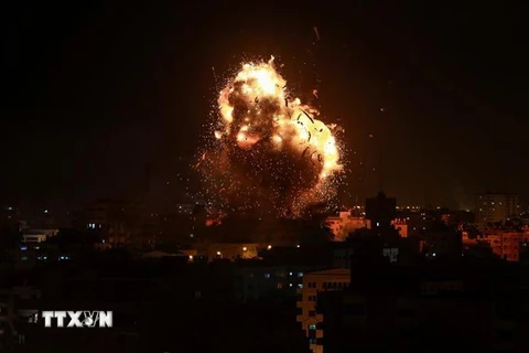 Khói lửa bốc lên sau vụ không kích của Israel của phong trào Hamas ở Dải Gaza. (Ảnh: THX/TTXVN)