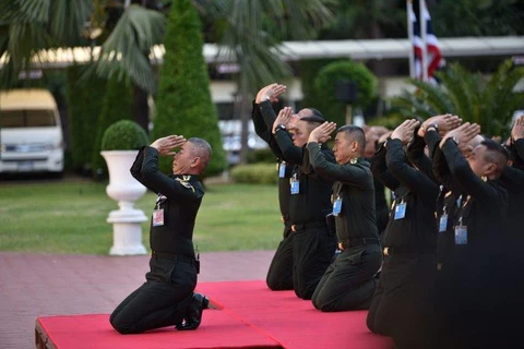 Đại tướng Apirat Kongsompong và các sỹ quan quân đội tham gia buổi lễ. (Nguồn: khaosodenglish.com)