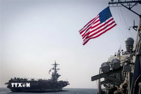 Tàu sân bay USS Carl Vinson (trái) và tàu khu trục USS Wayne E. Meyer của Mỹ tham gia cuộc tập trận chung Foal Eagle với hải quân Hàn Quốc tại Bán đảo Triều Tiên ngày 22/3/2017. (Ảnh: AFP/TTXVN)