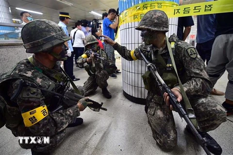 Binh sỹ Hàn Quốc tham gia một cuộc tập trận. (Ảnh: AFP/TTXVN)