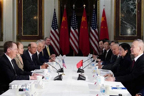Đại diện Thương mại Mỹ Robert Lighthizer (trái) trong cuộc đàm phán thương mại với Phó Thủ tướng Trung Quốc Lưu Hạc (phải) tại Washington DC., ngày 21/2/2019. (Ảnh: AFP/TTXVN)