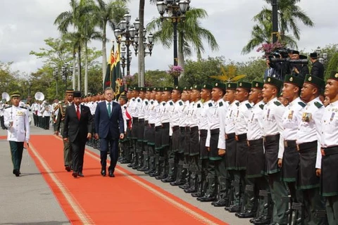 Tổng thống Hàn Quốc Moon Jae-in và Quốc vương Hassanal Bolkiah duyệt đội danh dự. (Nguồn: Yonhap)
