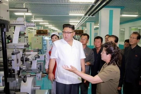 Chủ tịch Triều Tiên Kim Jong-un thăm một nhà máy ở thủ đô Bình Nhưỡng. (Nguồn: Yonhap/TTXVN)