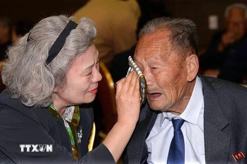 Con gái ở Hàn Quốc đoàn tụ với người cha 88 tuổi ở Triều Tiên tại buổi đoàn tụ các gia đình ly tán trong Chiến tranh Triều Tiên. (Nguồn: AFP/TTXVN)